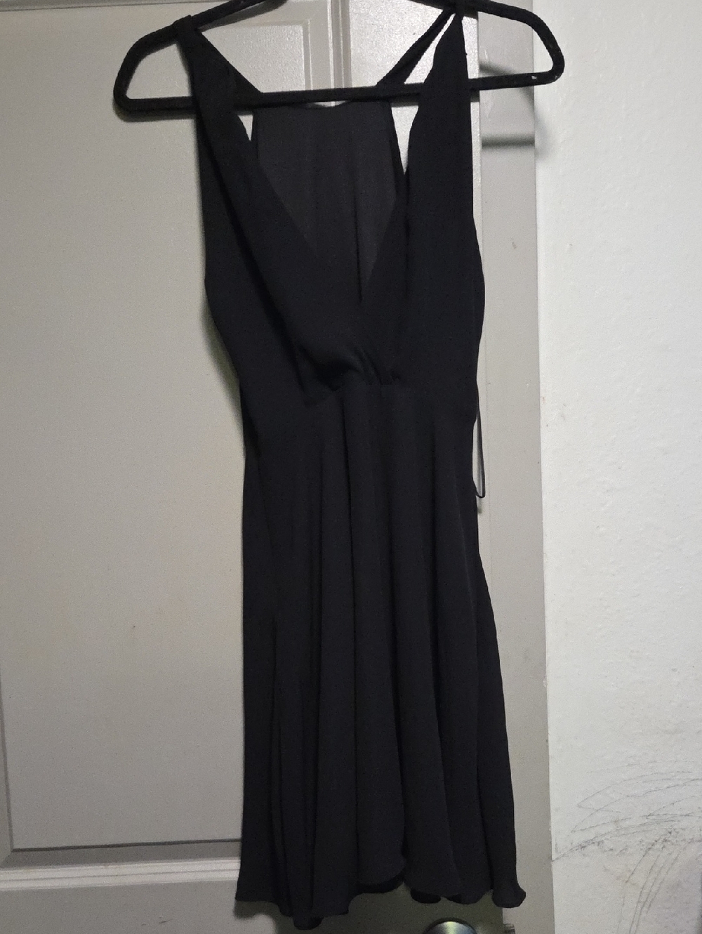 Express Black Sleeveless V‑Neck Midi Dress